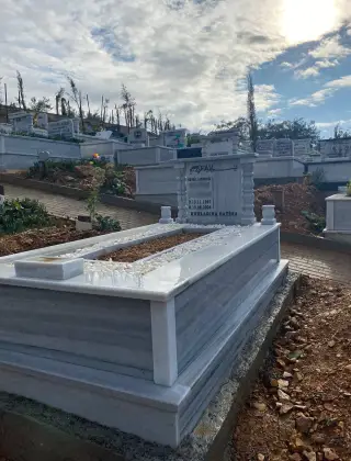 Çiçeklikli tek kişilik mermer mezar modeli